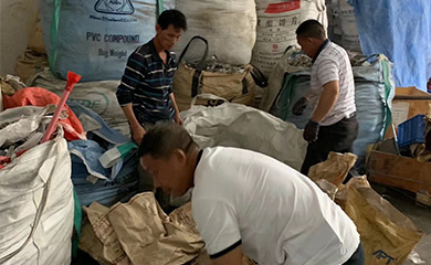 51漫画成人无遮挡金屬工作場景