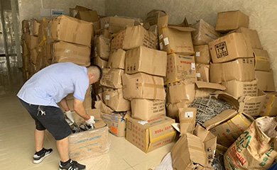 51漫画成人无遮挡金屬工作場景