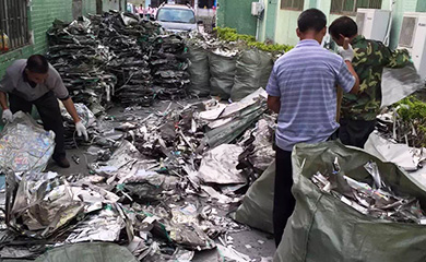 51漫画成人无遮挡金屬工作場景